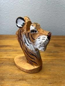 Soporte para gafas de madera de tigre pintado tallado a mano Peepers - Imagen 1 de 4