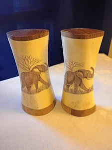 Set shaker vintage MCM elefante africano echeggiato su osso e legno/S & P/5,2"T/senza tappi - Foto 1 di 6