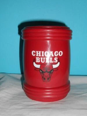 Nuevo Chicago Bulls Lata de Cerveza Koozie MAGNÉTICO Sombrero Jersey ARTÍCULO GENIAL S106a Foto 1 de 2
