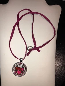 COLGANTE BE MINE Corazón San Valentín Día en 22 pulgadas CABLE DE SEDA ROJO ¡Hermoso! - Imagen 1 de 4