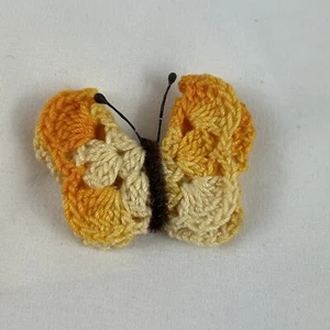 Imán de nevera de crochet mariposa amarillo naranja 1,5"" hecho a mano - Imagen 1 de 4