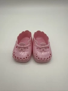 AMERIKANISCHES MÄDCHEN PUPPE PAAR ROSA KUNSTSTOFF GEBURTSTAG OUTFIT SCHUHE/STIEFELETTEN - Bild 1 von 3