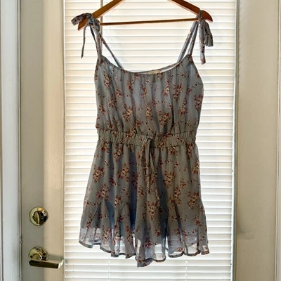 Mameluco Floral Altar’d State Talla L • Estampado Azul Rosa • Correas de Corbata • Dobladillo con Volantes Foto 1 de 4