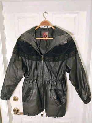 Abrigo chaqueta aislante con capucha ribete en relieve de cuero negro talla S de colección G-iii para mujer Foto 1 de 4