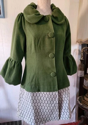 Abrigo de mujer NearNew Ryu talla M verde con ribete blanco mangas elegantes bonito elegante 👗  Foto 1 de 4