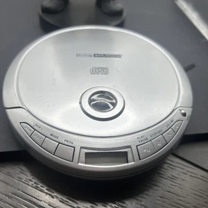 LIVING SOLUTIONS Portable Compact Disc CD PLAYER ATC-2630 Silver TESTED Works - Picture 1 of 4