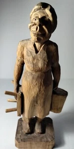 Estatua tallada a mano de arte popular finlandés vintage para granero a leche con cubo y taburete - Imagen 1 de 16