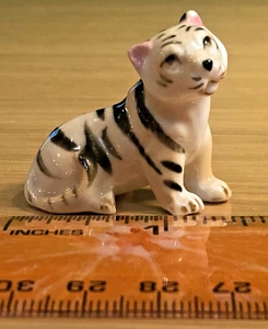 Estatuilla de colección KITTEN o WHITE TIGER CUB * Porcelana * ¡un regalo tan lindo! - Imagen 1 de 8