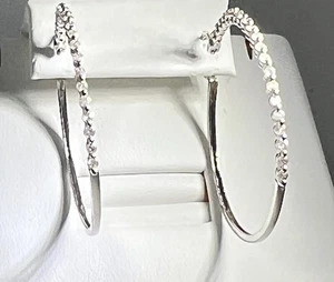 Pendientes perforados de aro JWBR de diseñador de oro blanco macizo de 10 k con diamantes naturales - Imagen 1 de 3