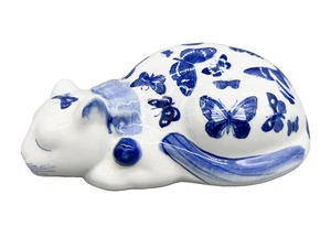 Estatuilla de gato durmiente de porcelana azul y blanca vintage con mariposas chinoiserie - Imagen 1 de 11