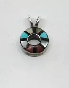Colgante pequeño multipiedra redondo con incrustaciones de plata de ley Laahty Zuni de colección firmado - Imagen 1 de 6