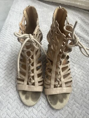 Sandalias de cuña Nine West Forest de cuero con cordones y cremallera color topo 7,5 Foto 1 de 4