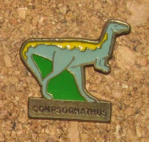 D2 PIN DINOSAURIER S TIER PRÄHISTORISCH (SIGNÉ: PREHISTO PIN'S) COMPSOGNATHUS - Bild 1 von 1