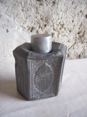 ANCIEN FLACON A THE ASIATIQUE SIGNE ET DECORE - ETAIN - - Photo 1/4