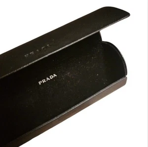 Estuche rígido para gafas de sol PRADA negro - auténtico, excelente estado - Imagen 1 de 6