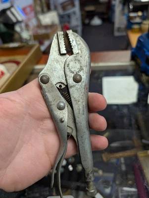 Alicates de bloqueo John Deere de colección TY3282 herramienta empuñaduras de vicio  Foto 1 de 4