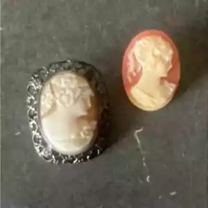 Elegante set di spille cammeo vintage - argento e crema - Foto 1 di 2
