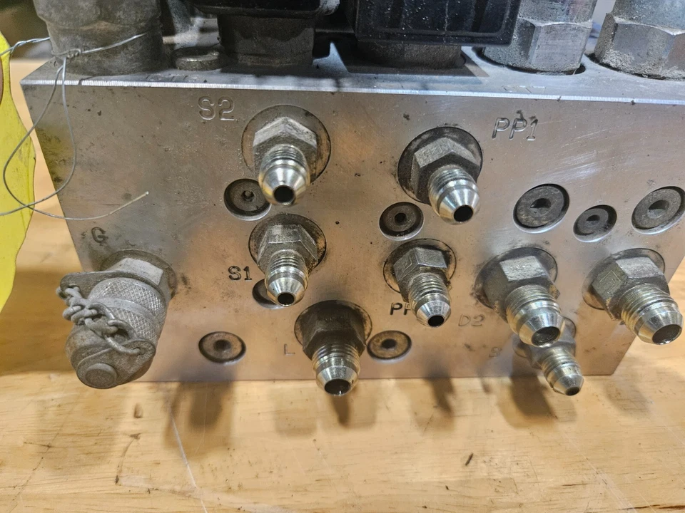 Bloque colector hidráulico Snorkel TM12 con válvulas, solenoides, accesorios DXP20821-05 Foto 1 de 4