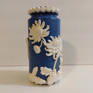 7" blau & weiß Blumen verziert Glas Glas/Vase. Signiert - Bild 1 von 6