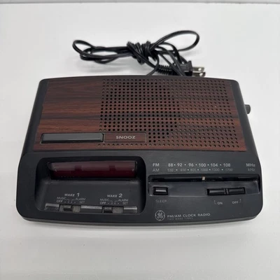 Rádio despertador digital vintage GE modelo 7-4612A década de 1980 funciona bateria de backup - Imagem 1 de 4