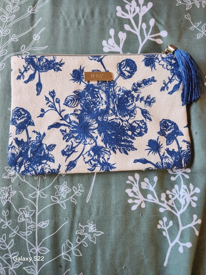 Bonito padrão azul branco, bolsa Ipsy de fazendeiro com zíper dourado - Imagem 1 de 3