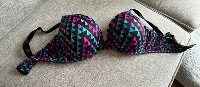 Sujetador Victoria Secret Push Up 34DDD Multicolor Triángulos Azul Negro y Rojo Foto 1 de 4