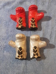 Posten 2 Paar Miniatur Vinyl Boxhandschuhe rot silber genäht 4" Vintage? Ornamente? - Bild 1 von 8