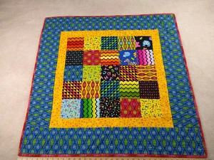 Coperta gioco bambini fatta a mano modelli multicolore circa 36x36 usata in ottime condizioni - Foto 1 di 8