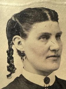 Preciosos rizos de pelo de mujer VICTORIANA años 1870 tipo tinte foto tipo lata antiguos - Imagen 1 de 8