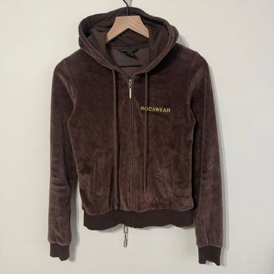 Женская маленькая 2000-х коричневая велюровая толстовка с капюшоном Rocawear со стразами на молнии - Изображение 1 из 4