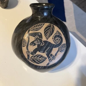 Costa Rica Pottery Vase Signed Carved Monkey Turtle Frog Large Souvenir 8” - Bild 1 von 17