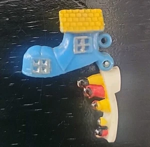 VINTAGE OLD WOMAN LIVED IN A SHOE CRACKER JACK CHARM GUMBALL VENDING PRIZE TOY - Picture 1 of 5