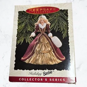 Adorno de Navidad Vintage Hallmark Coleccionable Holiday Barbie Series 1996 - Imagen 1 de 3