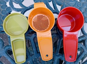 Juego de 3 cucharas medidoras y colador Tupperware vintage 5/15/25/50 ml verde rojo - Imagen 1 de 6