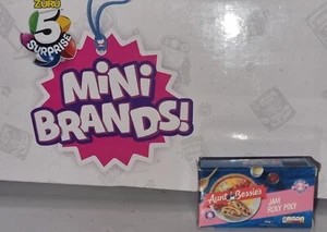 Zuru Sammlerstück Mini Marken - Tante Bessie's Jam Roly Poly Miniatur Replik - Bild 1 von 2