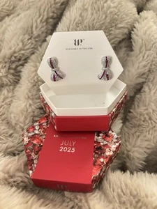 Ohrstecker "Knotty Summer Wishes" Juli 2025 Bombe Party Rhodium - Bild 1 von 2