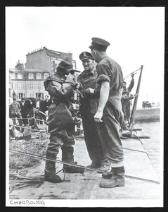 2006 -- CHERBOURG 1944 . SCAPHANDRIER DEMINEUR SUR LE QUAI. 4C653 - Bild 1 von 1
