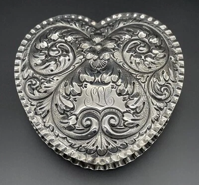 Caja grande de joyería/baratija Gorham Repousse de plata esterlina en forma de corazón 1892 Foto 1 de 4