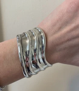 Fab! MODERNIST SIGNED Wavy Wide Heavy Bone Cuff Bracelet 55.5 g - Picture 1 of 11