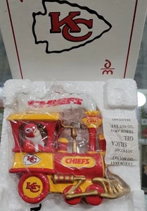 Nuevo en caja Kansas City Chiefs 2005 Santa Train Danbury como nuevo adorno de Navidad NFL KC - Imagen 1 de 3