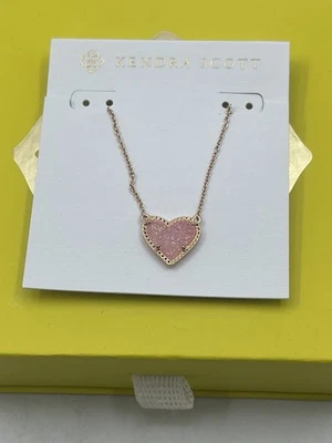Collar corto Kendra Scott para mujer Ari corazón oro amarillo 14K/latón/cuarzo rosa Foto 1 de 4
