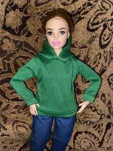 Puppenkleidung grüner Hoodie passt Regular & Curvy Barbie - Bild 1 von 4