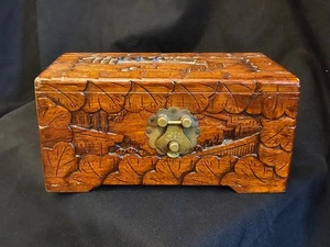 Vintage - 1950s - Hand Carved Wooden Jewellery Trinket Box Brass Clasp Rustic - Picture 1 of 10