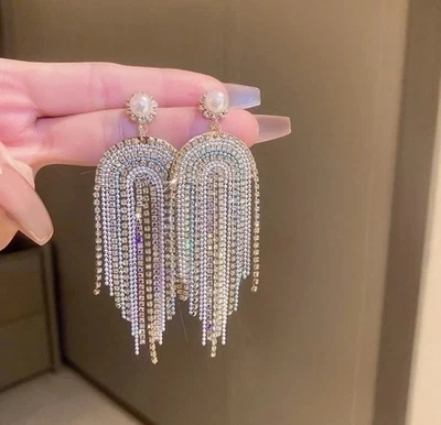 Висячие серьги с кристаллами 3,5 дюйма из золота с белым жемчугом и длинными стразами - Изображение 1 из 4