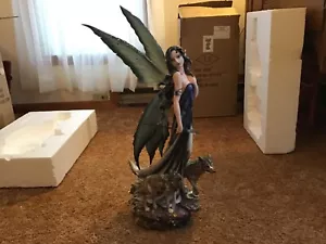 Schöne geflügelte Fee mit zwei Wölfen Harz Figur 23" Neu im Karton! #IB-L - Bild 1 von 15