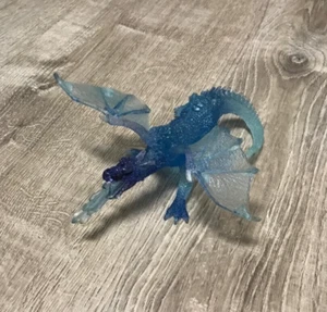 2013 Papo feueratmender Drache eisblaue Flügel Mittelalter Fantasy mythisch 6,5 Zoll - Bild 1 von 2