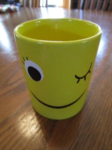 Lipton Tea Yellow Mug with a Winking Eye Smiling Face - Picture 1 of 2