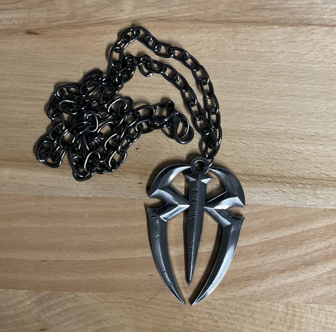 2014 WWE ROMAN REIGNS Metal Necklace Pendant Chain The Bloodline Shield Cover