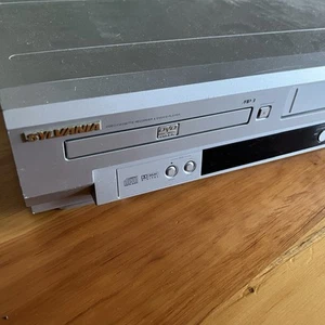 Sylvania SSD803 Reproductor de DVD VHS VCR Grabadora Combo Cables Remotos PROBADO FUNCIONANDO - Imagen 1 de 10
