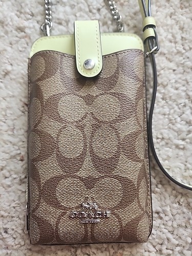 Tracolla telefono con catena Coach North South nuova senza etichette in pelle CACHI LIME PALLIDO Sig CC